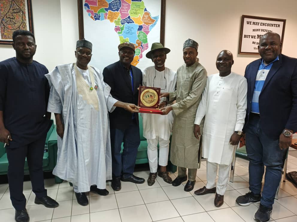 Receiving a plaque at the National Assembly - Image 7